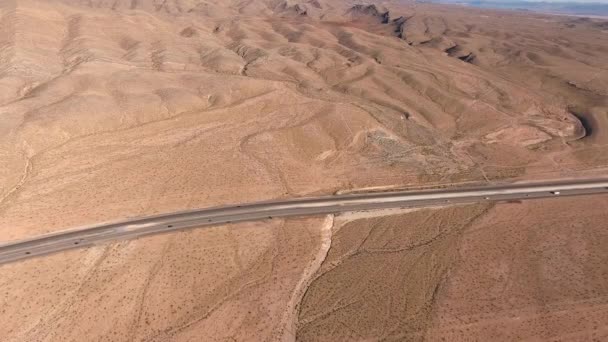 Coches y camiones que viajan por el desierto — Vídeos de Stock