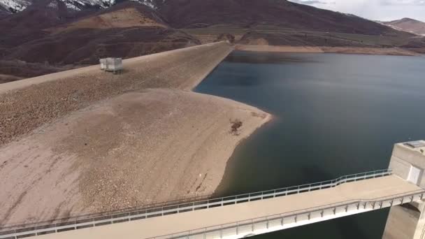 Reservatório de montanha baixa e barragem — Vídeo de Stock