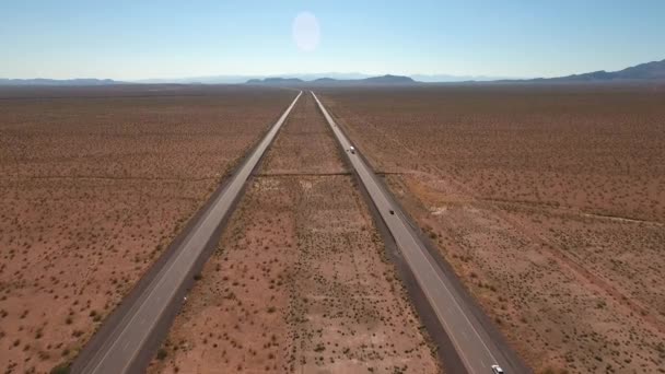Auto's en vrachtwagens die reizen door de woestijn — Stockvideo