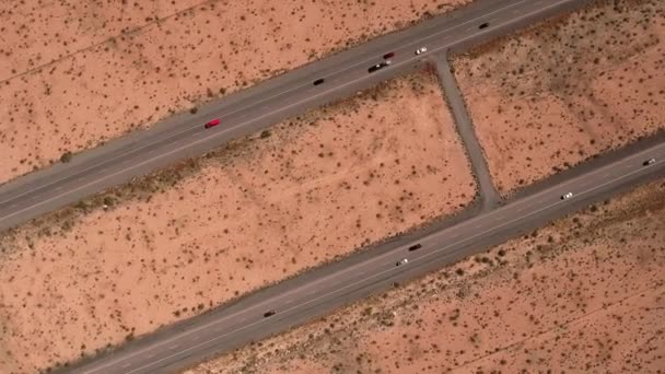 Coches y camiones que viajan por el desierto — Vídeos de Stock