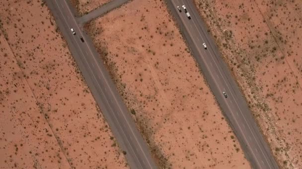 Autos und Lastwagen auf dem Weg durch die Wüste — Stockvideo