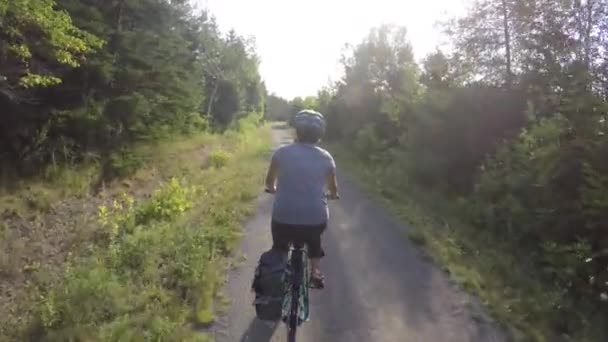 Vrouw rijden op een fiets-parcours in bos — Stockvideo