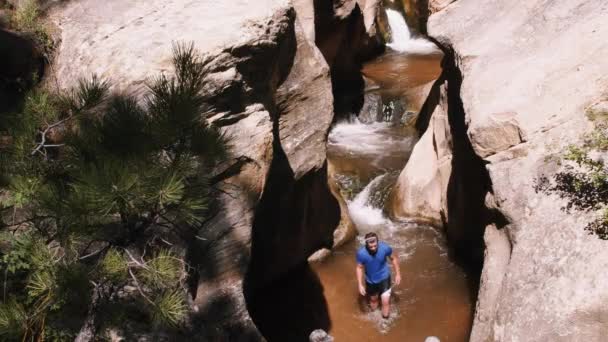 Vandrare i vattenfall kör genom slot canyon — Stockvideo