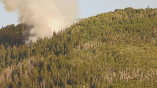 A wildfire burning on the side of a mountain range — Stock Video