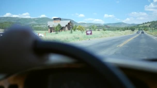 Hombre conduce coche en un camino de montaña — Vídeo de stock