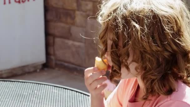 Kids licking ice cream cones — Stock Video