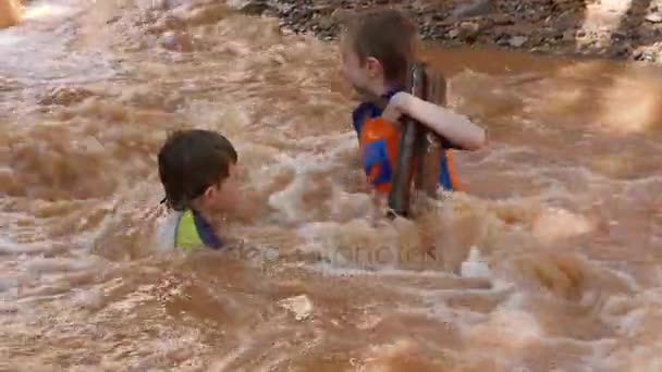 Kids playing in the desert river — Stock Video