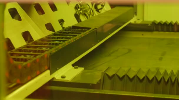 Лазерная машина, которая режет толстый лист металла — стоковое видео
