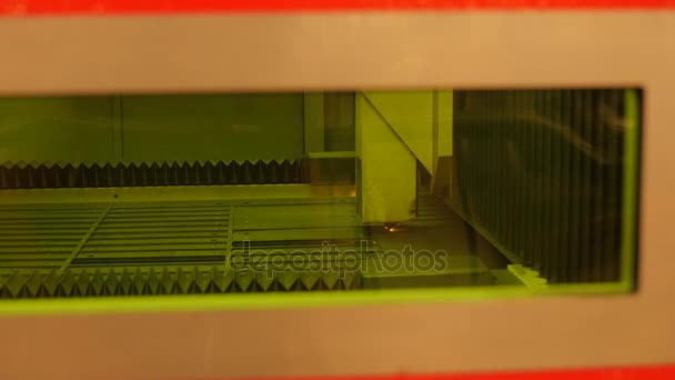 Máquina láser que corta a través de una gruesa lámina de metal — Vídeo de stock