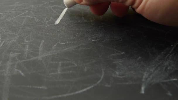 Μαθαίνοντας το αλφάβητο σε μια chalkboard — Αρχείο Βίντεο