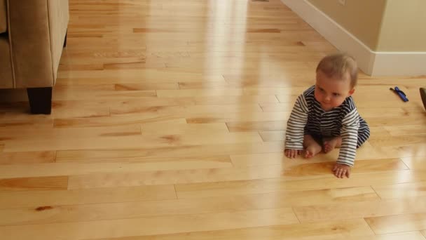 Babyjongen scooting op zijn kont — Stockvideo