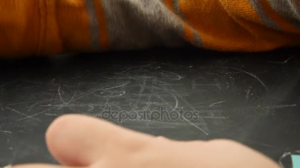 Küçük çocuk bir kara tahta çizer — Stok video