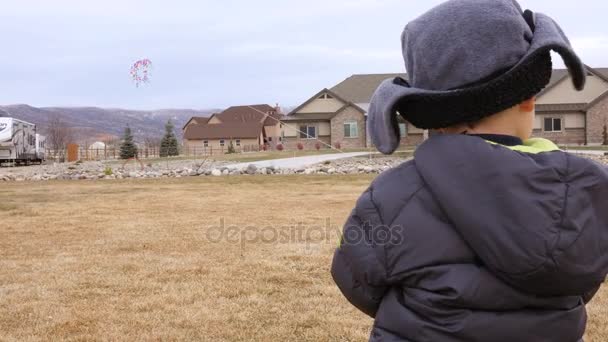 男孩兴奋地飞他的风筝 — 图库视频影像