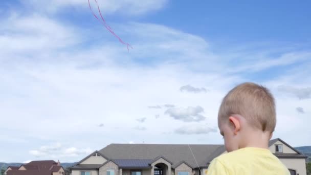 Kleine jongen vliegen een vlieger — Stockvideo