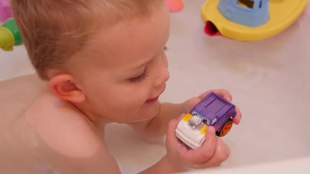 Petit garçon dans la baignoire avec des jouets — Video