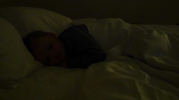 Niño durmiendo en una cama de hotel — Vídeos de Stock