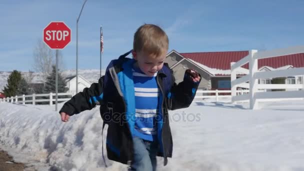 Niño caminando a casa de la escuela en invierno — Vídeos de Stock