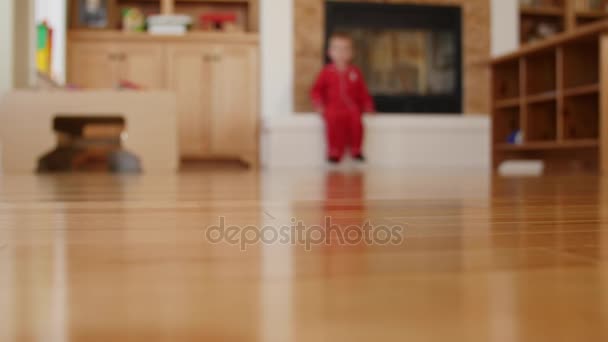 Lille dreng gå gennem huset – Stock-video