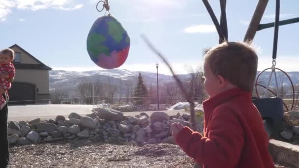 Kleine Jongens Slaan Een Piñata Feestje — Stockvideo