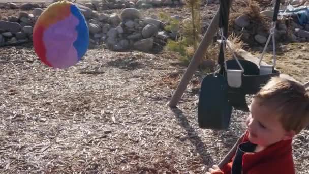 Los Niños Pequeños Golpeando Piñata Fiesta — Vídeos de Stock