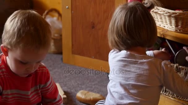 Niños jugando con sus juguetes juntos — Vídeos de Stock