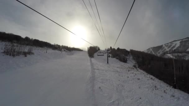 Elevador de esqui longo subindo montanha — Vídeo de Stock