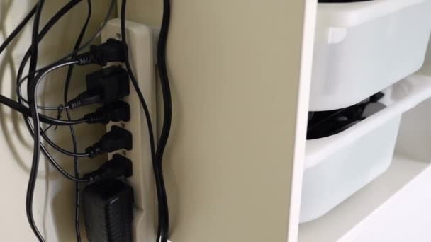 Много штепселей и кабелей в предохранителе от перенапряжения — стоковое видео