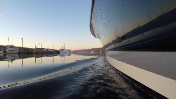 Barco grande durante la puesta del sol — Vídeo de stock