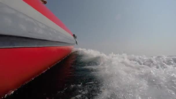 Pequena jangada cruzando o oceano — Vídeo de Stock