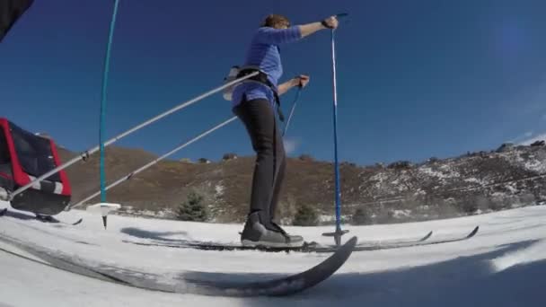 La gente esquí de fondo en la nieve — Vídeos de Stock