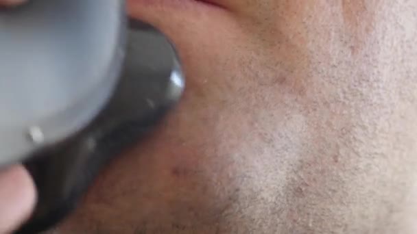 Человек бреет бороду бритвой — стоковое видео