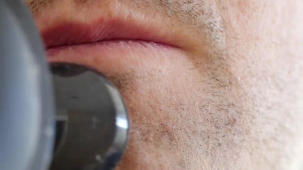 Pria mencukur jenggot dengan pencukur — Stok Video