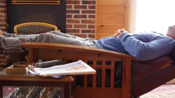 Homme faisant la sieste dans sa chaise longue — Video