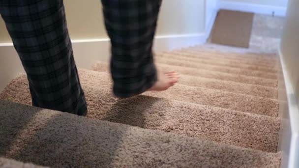 Мужчина спускается по лестнице и пользуется перилами — стоковое видео