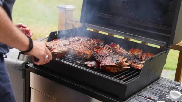 Muž barbacue obrovské žebra a steak — Stock video