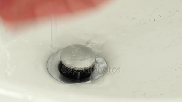 男子清洗头发从水槽后剃胡子 — 图库视频影像