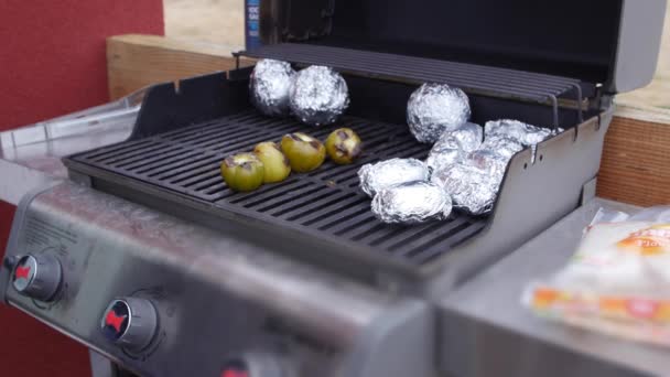 El hombre cocina comida en la parrilla de barbacoa — Vídeos de Stock