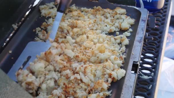 Человек готовит картофельные оладьи — стоковое видео