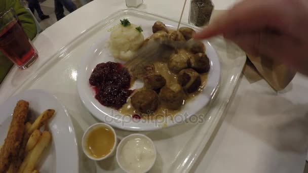 Hombre comiendo comida en IKEA — Vídeos de Stock