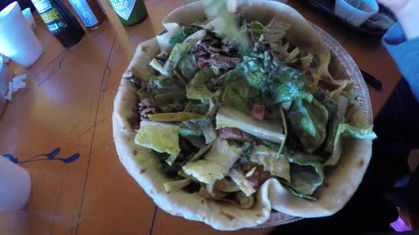Людина їсть мексиканські салат — стокове відео