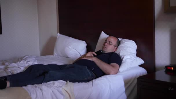 Człowiek zasypia podczas oglądania telewizji — Wideo stockowe