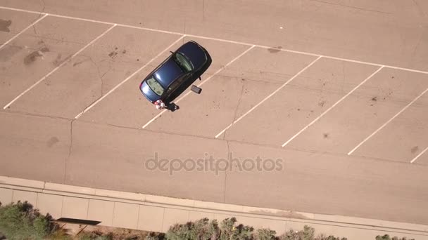 Hombre volando y aterrizando su dron — Vídeo de stock