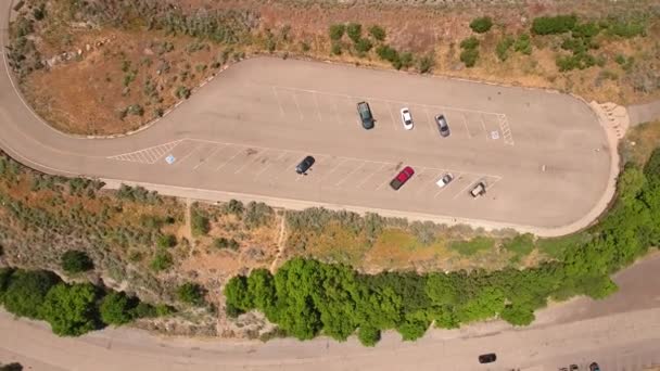 Hombre volando y aterrizando su dron — Vídeo de stock