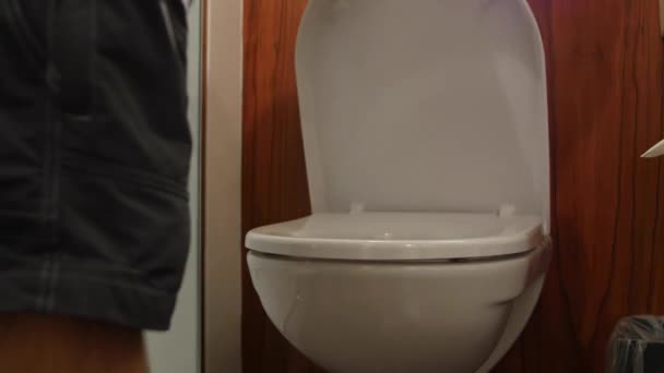 L'homme va aux toilettes en se tenant debout — Video