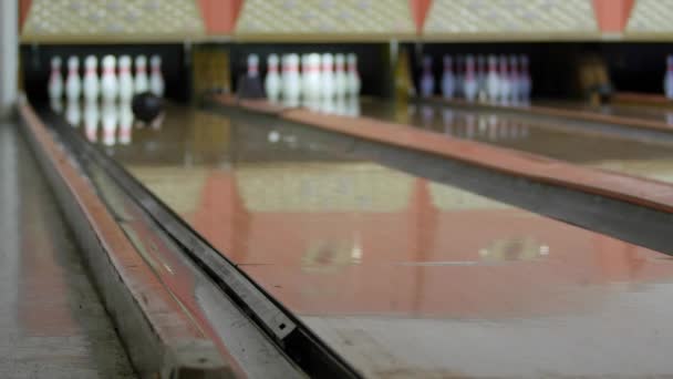 Mann schlägt mit Bowlingkugel auf Bolzen ein — Stockvideo