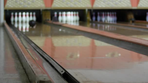 L'uomo colpisce i birilli con la palla da bowling — Video Stock