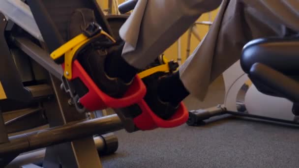 Adam bir oturma üzerinde merdiven makine — Stok video