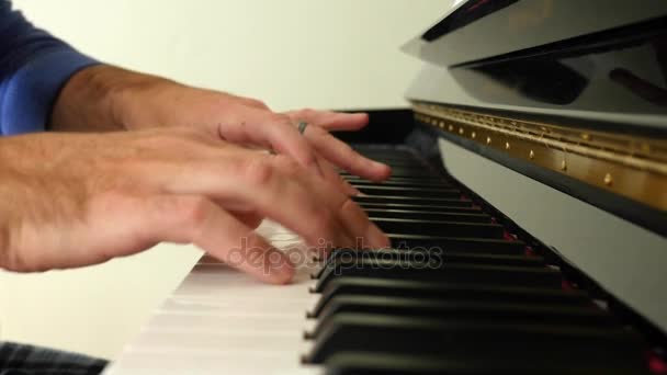 Man spelar på ett piano i huset — Stockvideo