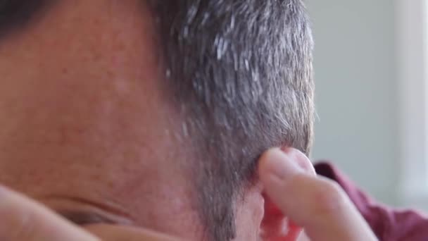 Homem coloca sua lente de contato em seu olho — Vídeo de Stock