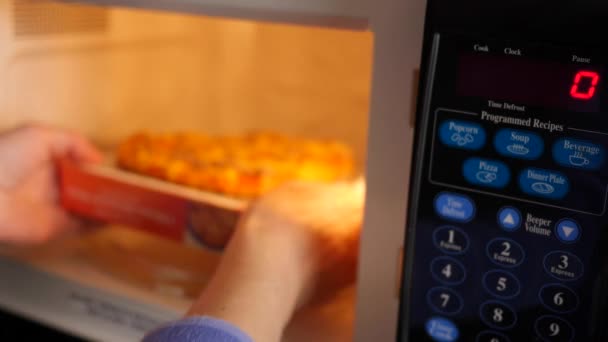 Man puts in microwave pizza — Stock Video